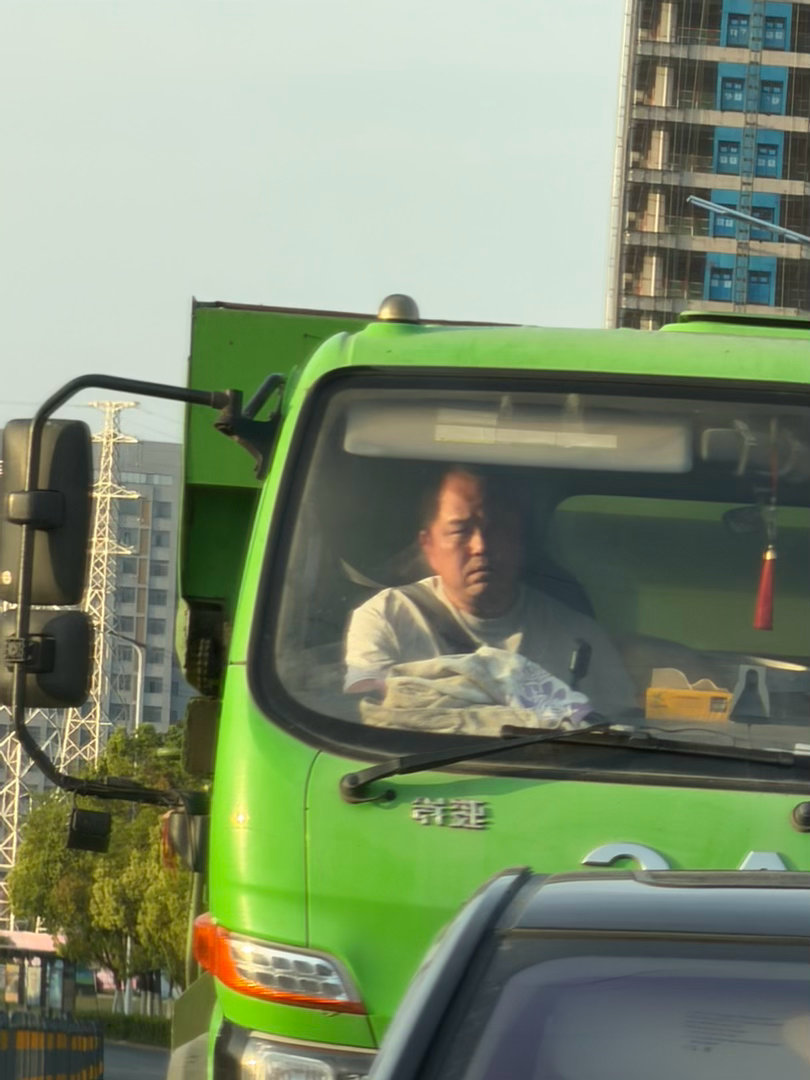 开大车变道不看车，服了 