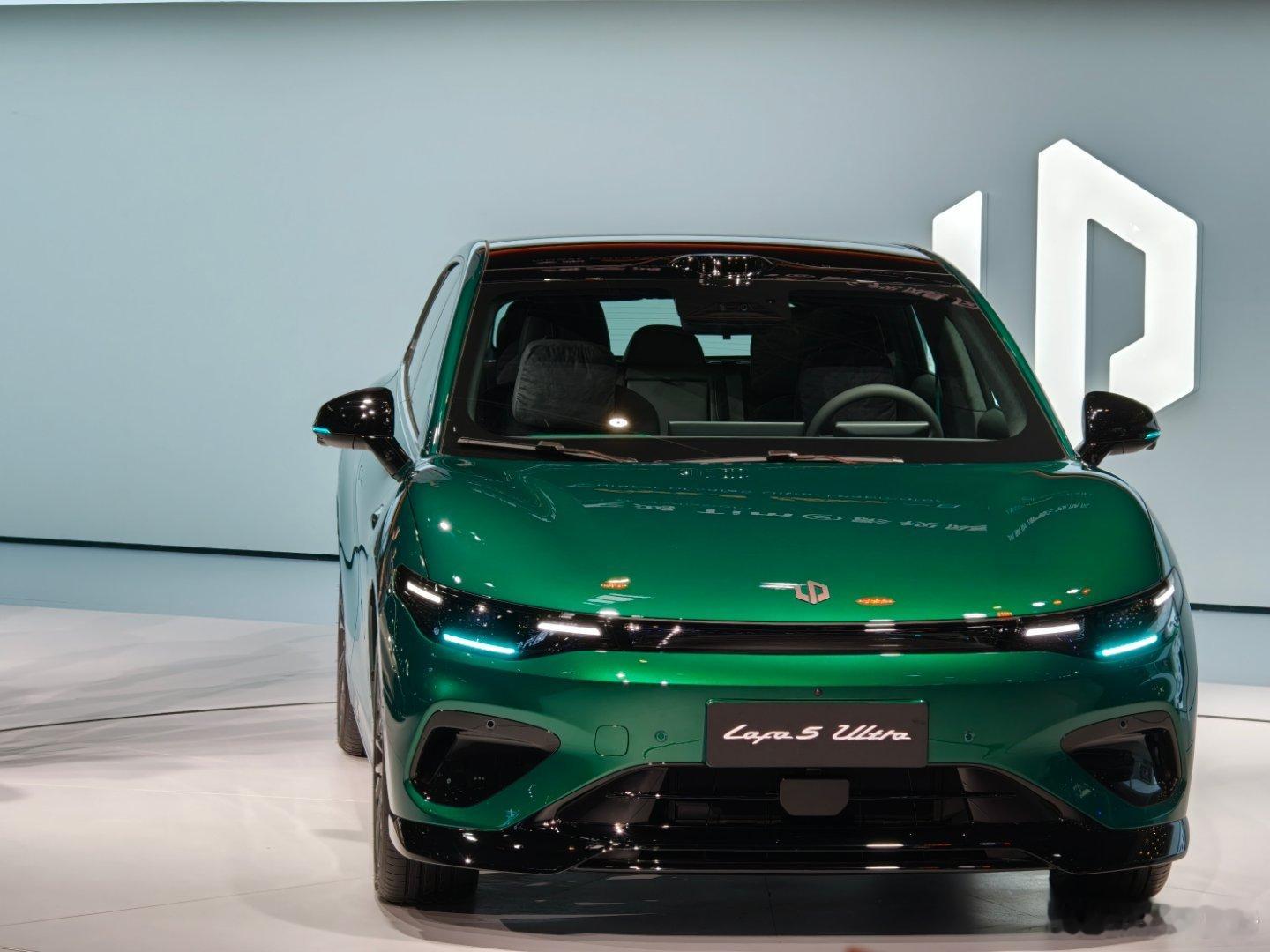 零跑展台，发布 Lafa 5 Ultra，自带运动套件，很帅。价格也很好，11.