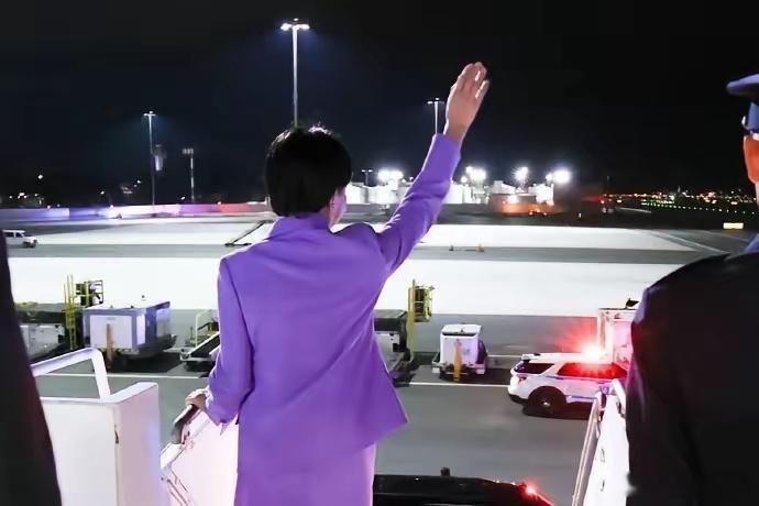 高市早苗挥手无人接机日本首相高市早苗乘机抵达美国纽约，准备出席联合国大会。下机时