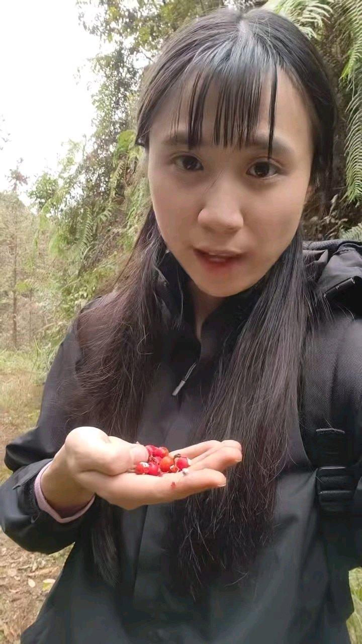 最近湖南有个 00 后女生可火啦！她上山尝“百草”做科普，这事儿一出来就吸引了好