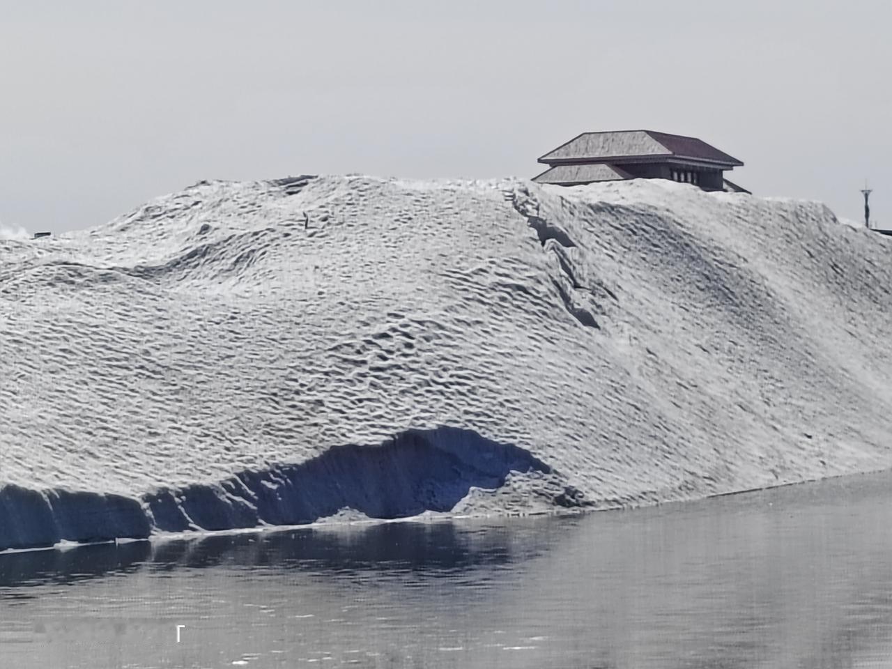 春天来了，雪山依在。
这就是北方黑龙江。