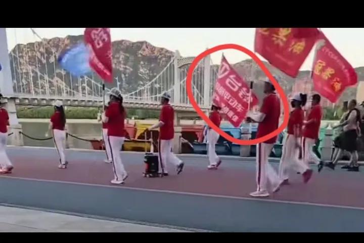 阻挠救护车消防车的这个暴走团，就跟什么事儿没发生一样，还依然在占道暴走。
而且还