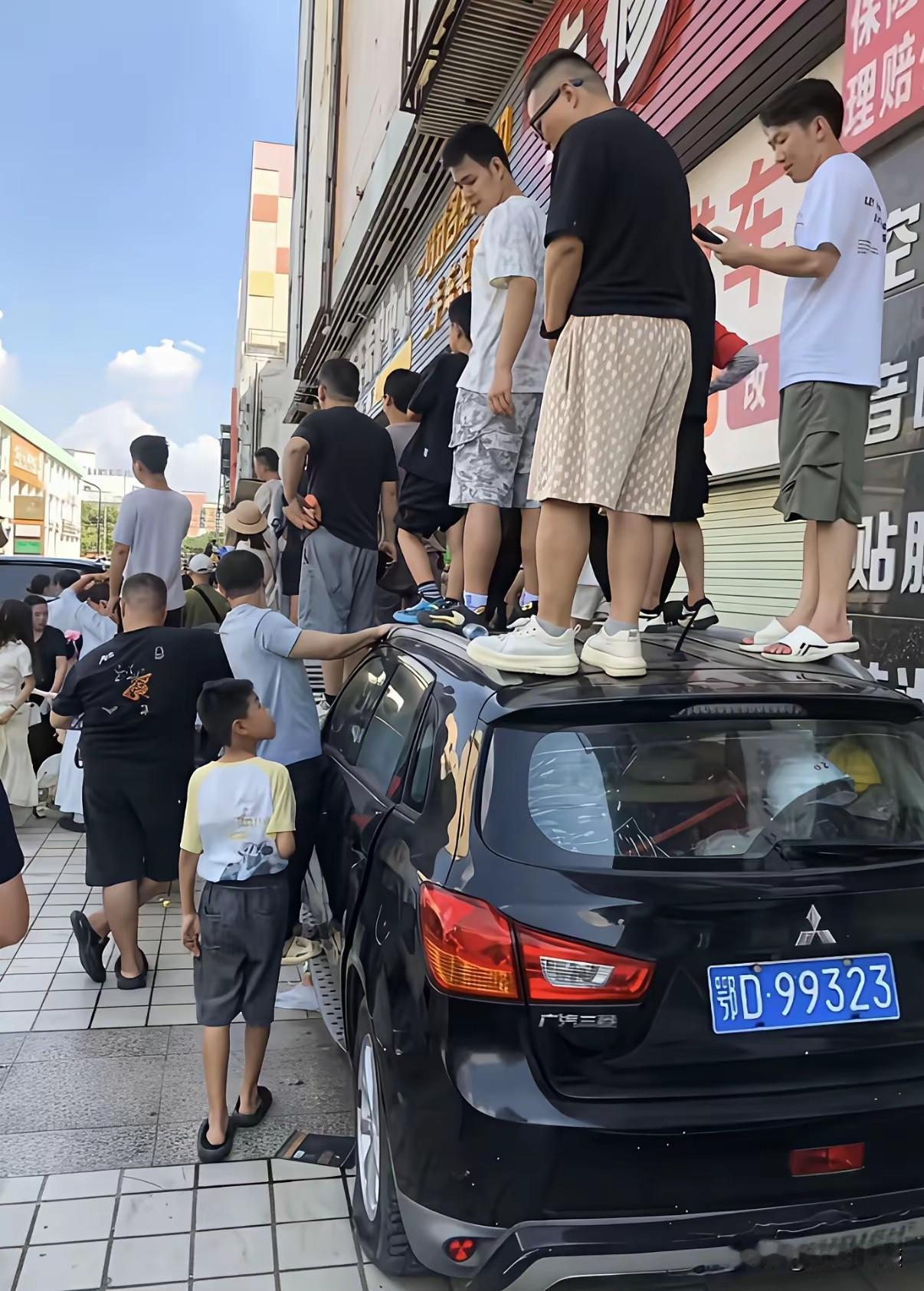 周星驰的人气真是太火爆了，按道理说，一个60多岁的老艺人，一般来说都已经过气了，