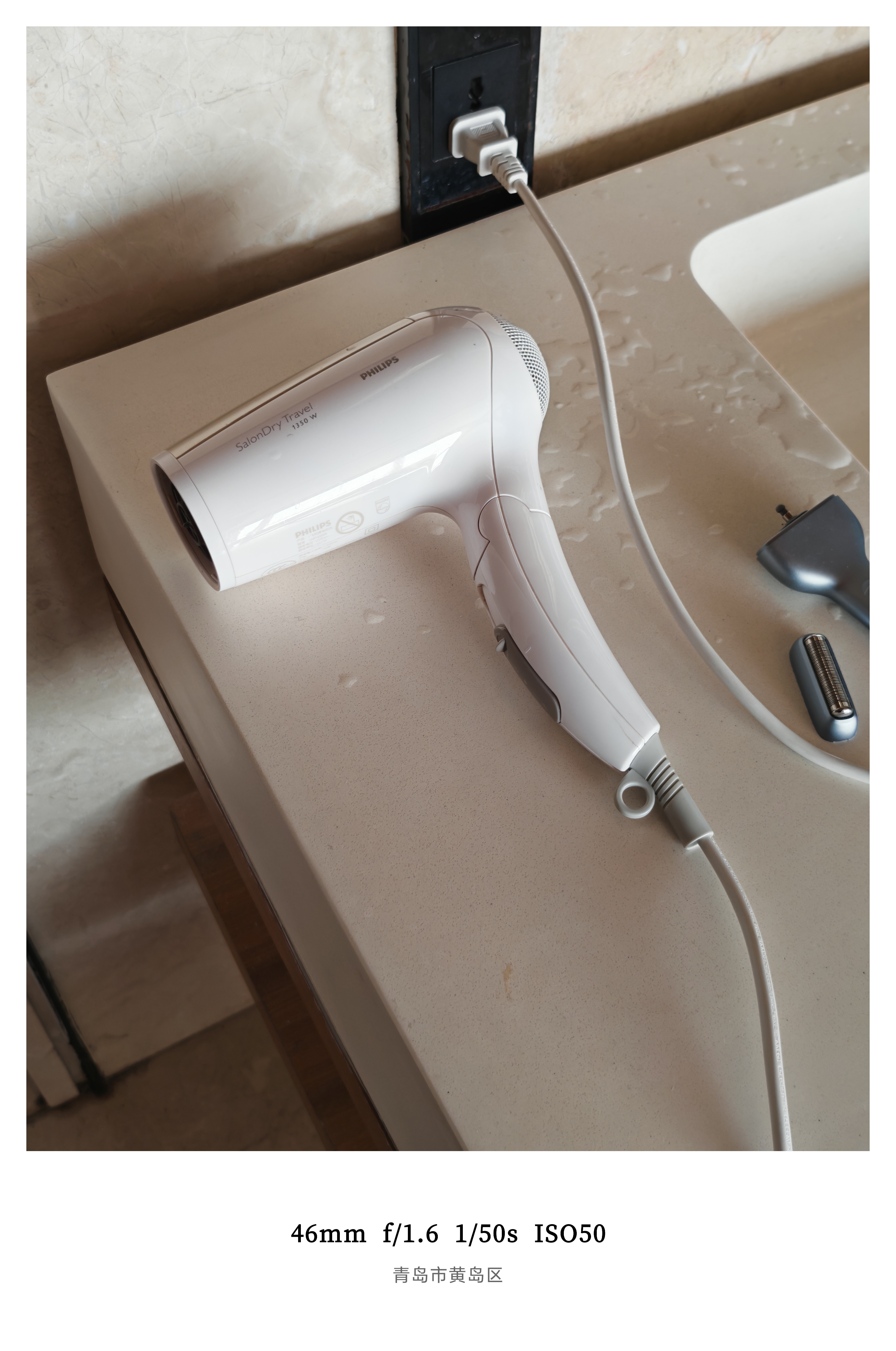 讲真的这么奢华的酒店用一个这么古早的飞利浦吹风机温度高风力贼小，最伤头发不说整个