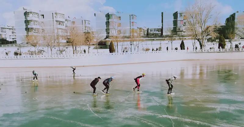 冰雪运动充满魅力，滑冰、滑雪、冰壶各有千秋。

滑冰宛如在冰上舞蹈，速滑追求风驰