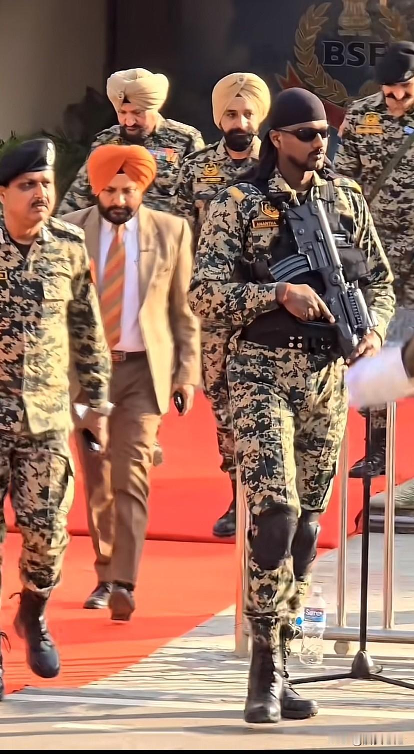 头顶一大坨，两眼黑窝窝。
待到实战时，自损一千多。