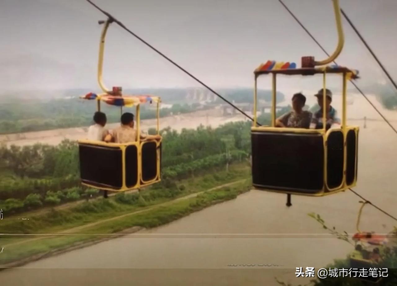 都江堰景区以前是有索道上山的，免去了游客爬山的苦恼。都江堰旅游索道（国内首条起伏