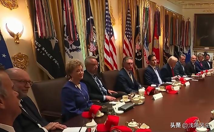 美国副总统万斯在内阁会议上声称，美国教育部竟向“不存在的人”发放数亿学生贷款；农