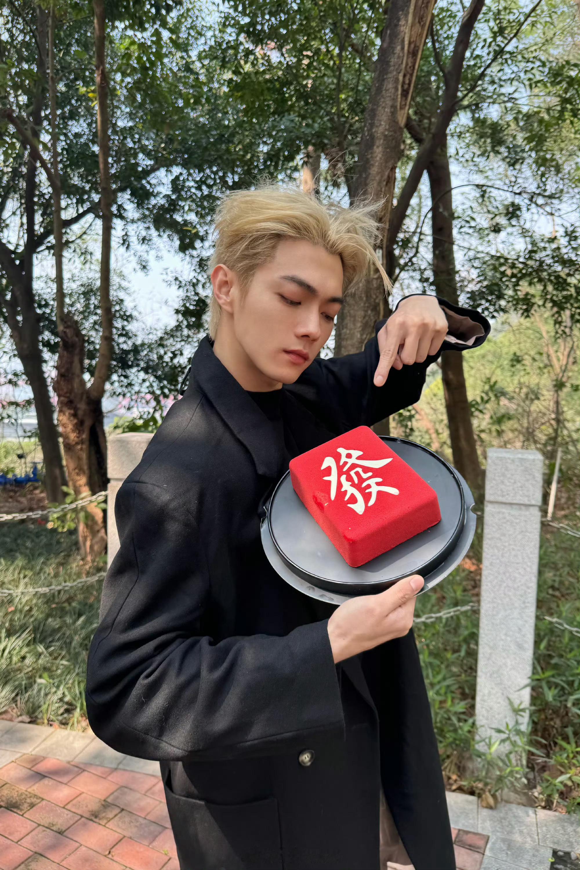 许凯  真正的强大，从不是锋芒毕露，而是历经千帆后，依旧选择向阳向善。日子有甜也