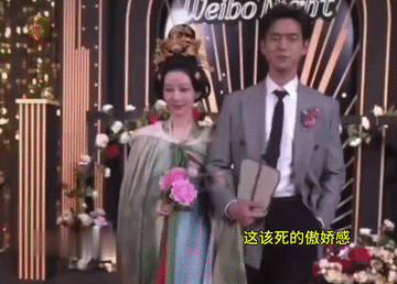 李现毫不掩饰的偏爱杨紫！和杨紫走红毯，李现一脸傲娇和得意，笑容简直藏也藏不住，抿