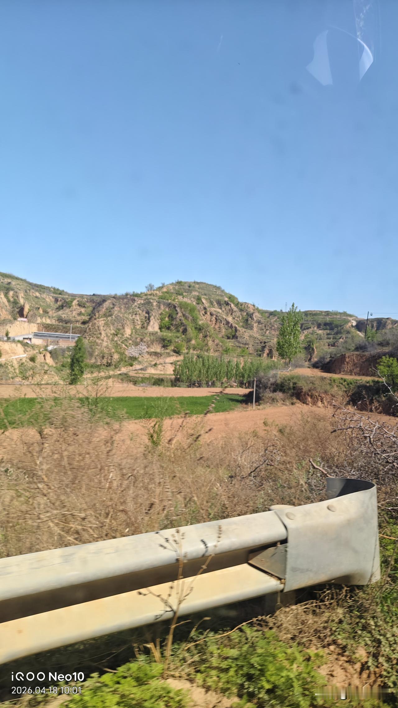 老家农村的风景,是不是也很迷人?
田埂蜿蜒绕着青禾，炊烟袅袅漫过屋檐，晚风裹着草