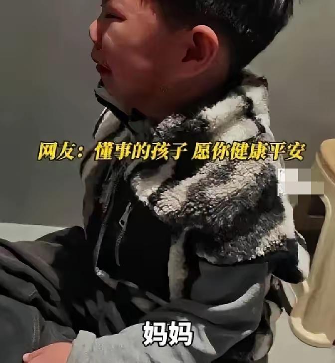 看哭全网！河北男孩躲厕所偷偷哭，边哭边喊妈妈，这一幕太戳心了！妈妈因病离开后，小