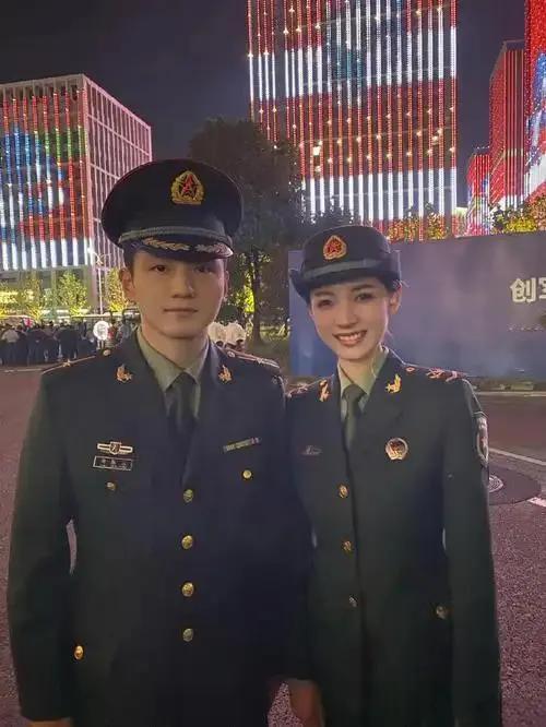 恋综嘉宾美女小姐姐于明月与樊振东在2019年武汉军运会的合影，两人都身穿军装，樊