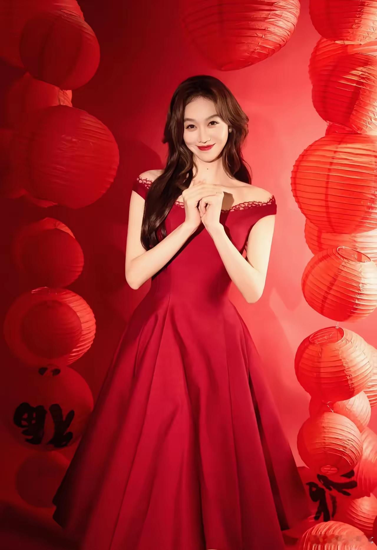姜妍 春晚高级定制红色礼服 姜妍身着POEM高级定制系列红色礼服亮相2025央视