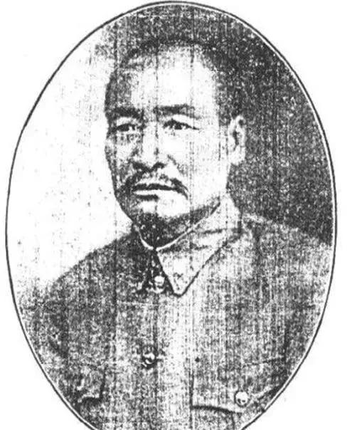 1932年，61岁的大地主戴凤龄为了打鬼子，变卖家产购置枪支弹药，带着家族 50