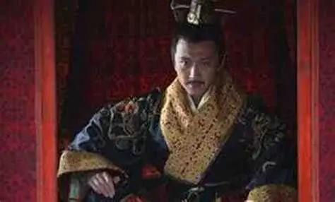 396年，东晋太元二十一年，秋夜，建康宫中。 
 
一个男人喝得烂醉，说了一句玩