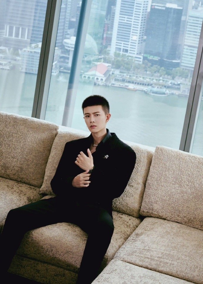 任嘉伦今日新加坡微博交流之夜出图 