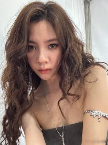 宋妍霏回应提了24次裙子宝子们，最近娱乐圈又有新动静啦！宋妍霏提了 24 次裙子