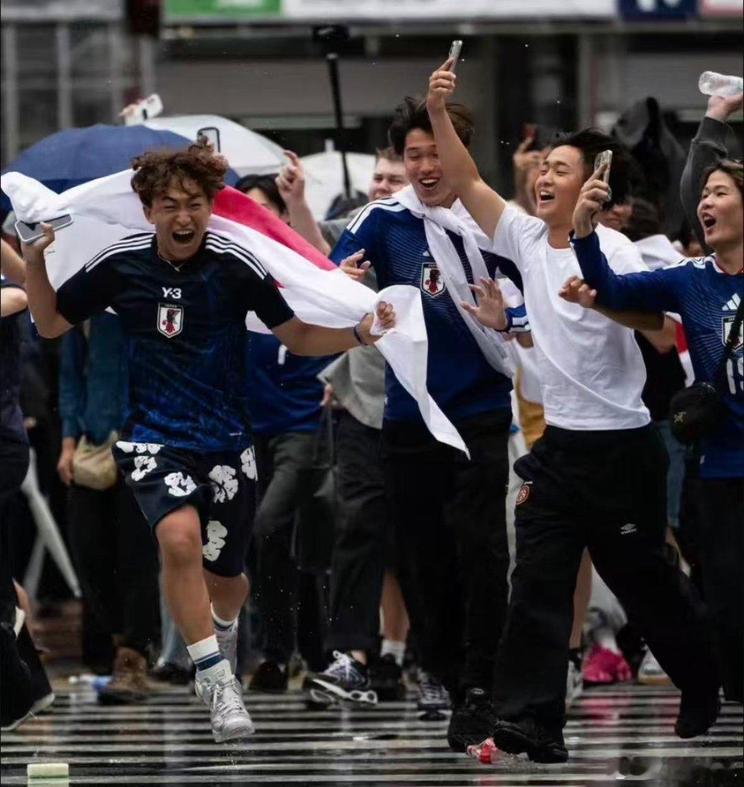 羡慕日本球迷，全员狂欢日本 就怕邻居开路虎