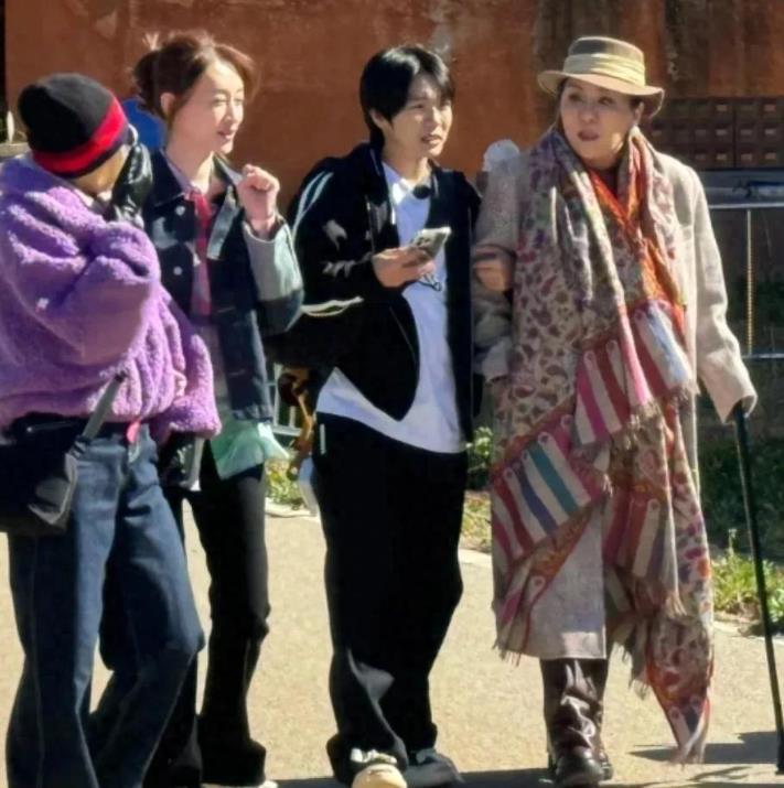 刘晓庆真不显老，走路有劲。
 
刘晓庆六十多岁的时候打羽毛球两个小时挥汗如雨，绝