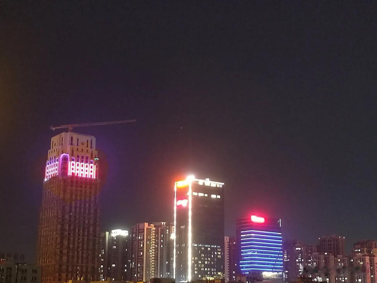 国庆节假期的夜晚时候，广东南粤银行湛江总部大厦局部外观已经亮起灯饰了。虽然大厦在