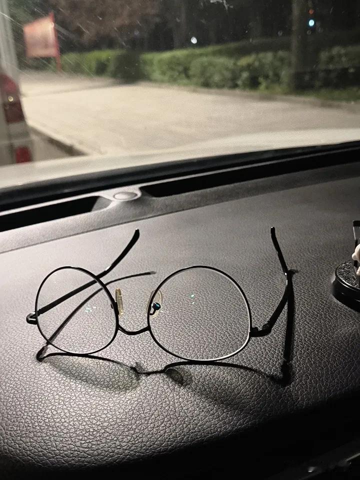 有和我一样的吗？
45岁，近视，戴近视眼镜往远处看是清楚的，但往近处看，比如看书