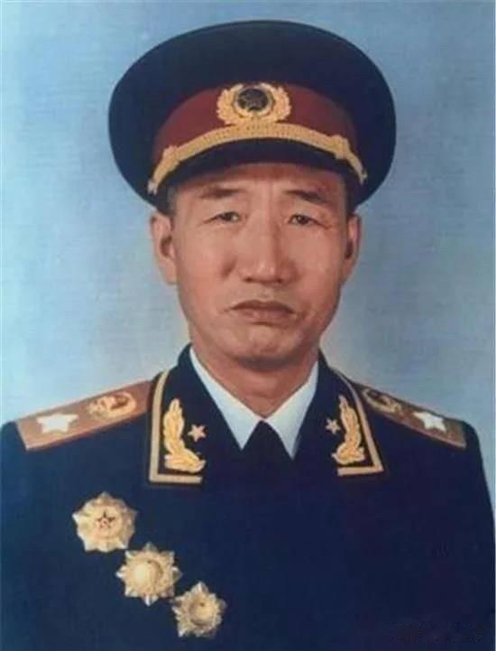 26岁徐向前撤出广州前，弯腰抓了两把银毫子：后来到花县真救了急。

1927年1