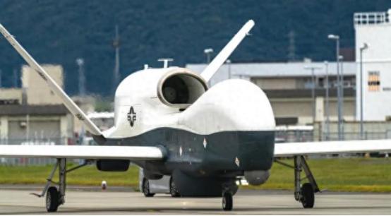 美军一架花了2.38亿美金买的无人机，在波斯湾上空好好飞着，突然就往下掉，一下坠