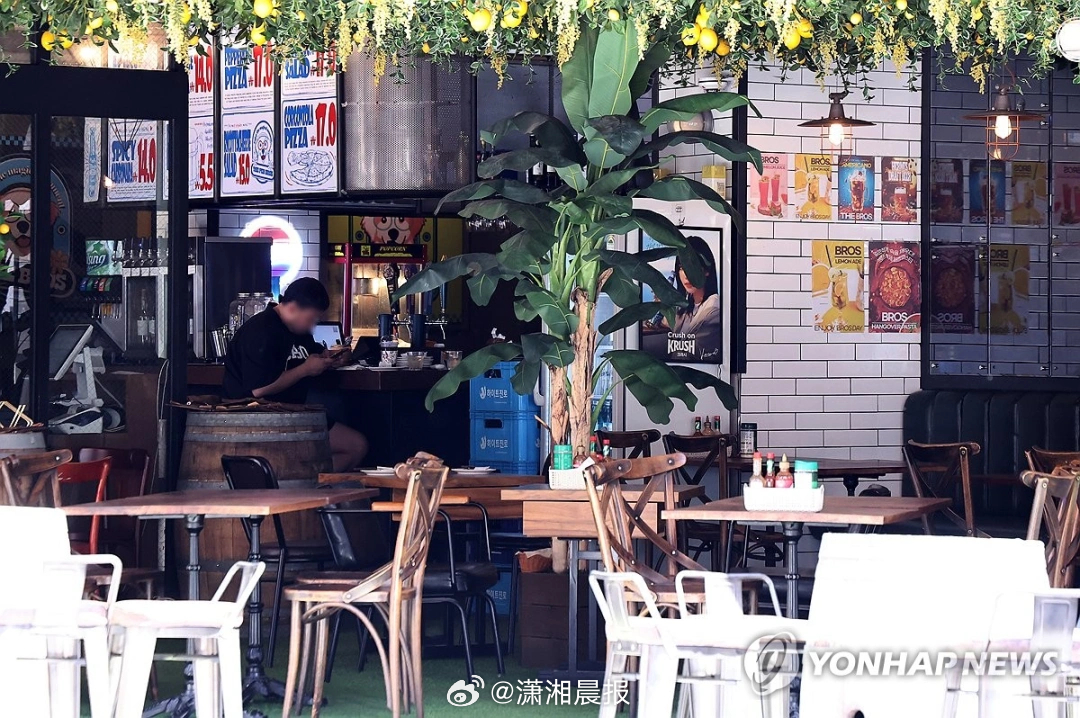 【#韩大学生称食物有虫敲诈300家餐厅#，获刑1年】韩国一名20多岁的大学生A某