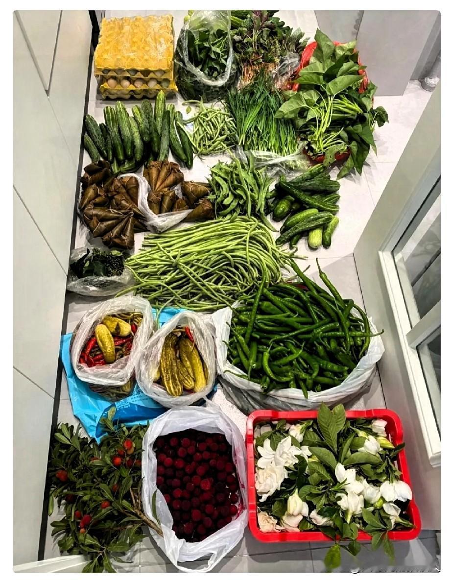 老公每周雷打不动回乡下，来回120公里，光油钱就要100块。

可每次后备箱，只