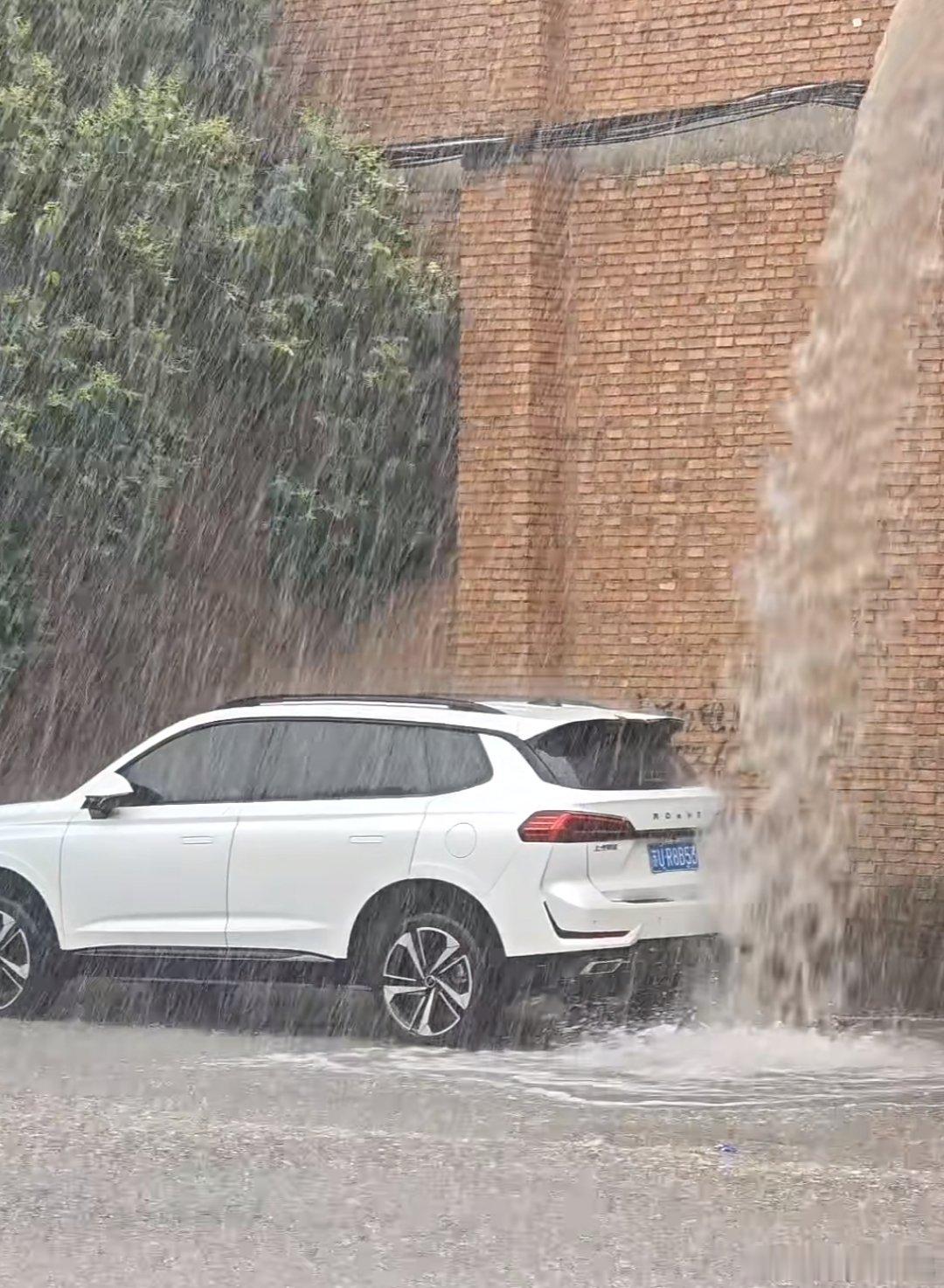 郑州下雨了，这场雨真的是甘霖，缓解一下旱情 ​​​
