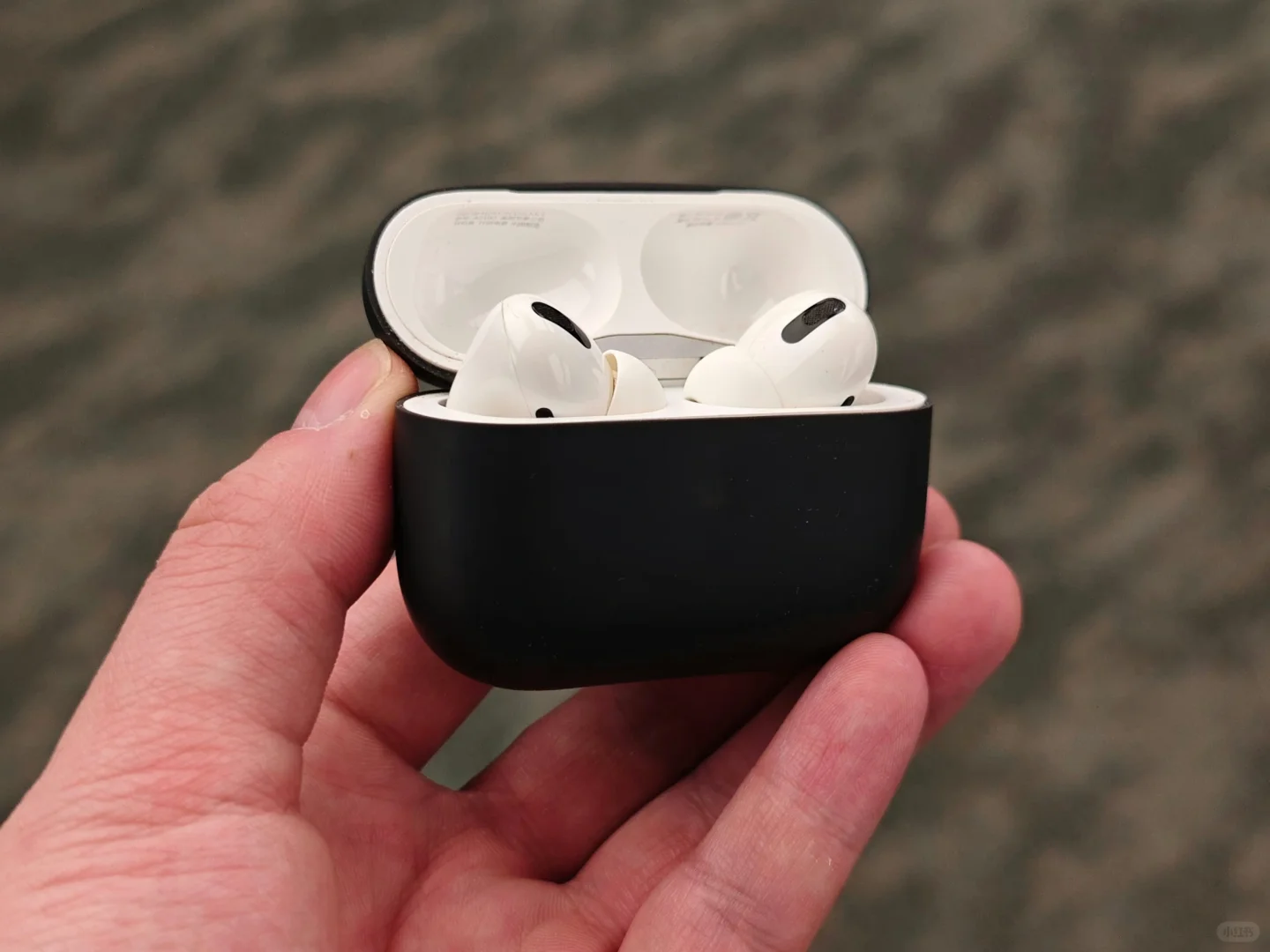有还在用一代AirPods Pro的小伙伴吗，现在续航咋样了？
我们公司有个小伙...