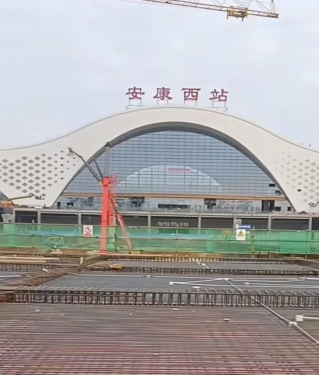 不得不说，安康高铁西站比安康站要好很多，站房高端大气上档次，现代化程度很高，地上