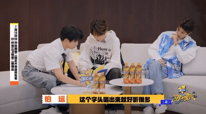 #奥利初入职场的爱豆# 奥利身上的新人味也太浓了！登台前生怕出问题，就一直跟着前