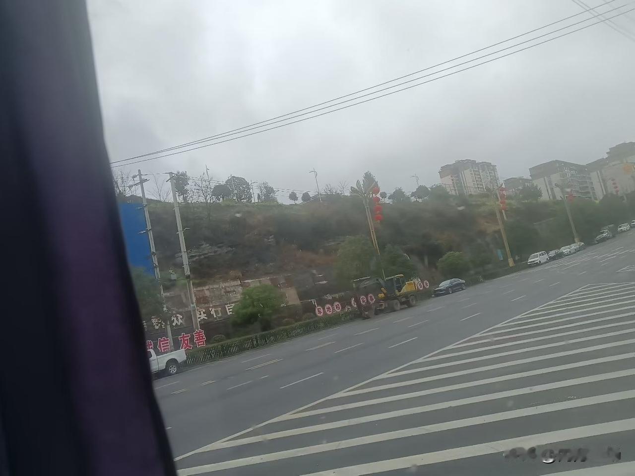 似曾相识，经常走这条路去职校上班，
​2018——2026，8年了，过得好快，