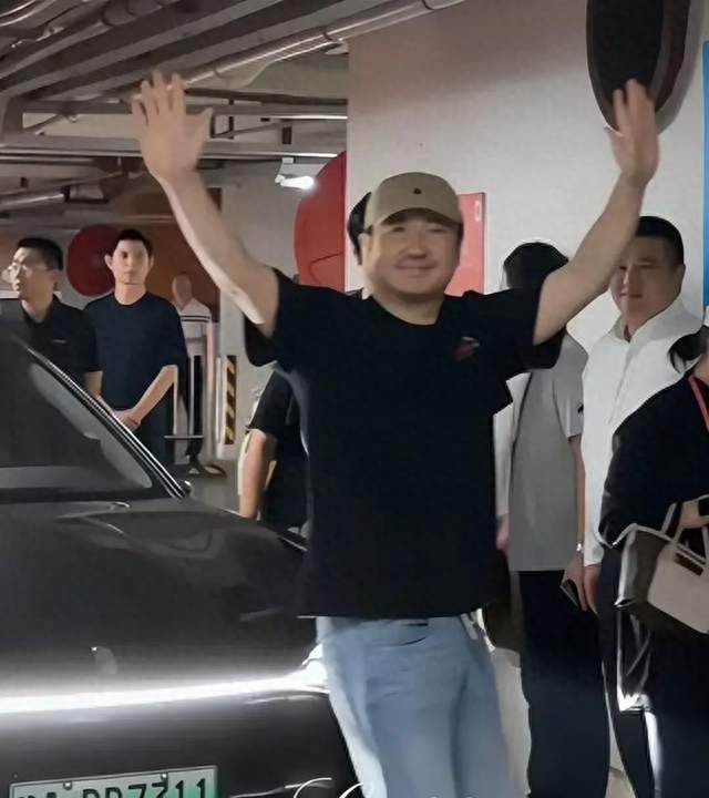沈腾一家逛三星堆！父母坐轮椅一家人无交流，王琦拎香奈儿像麻袋