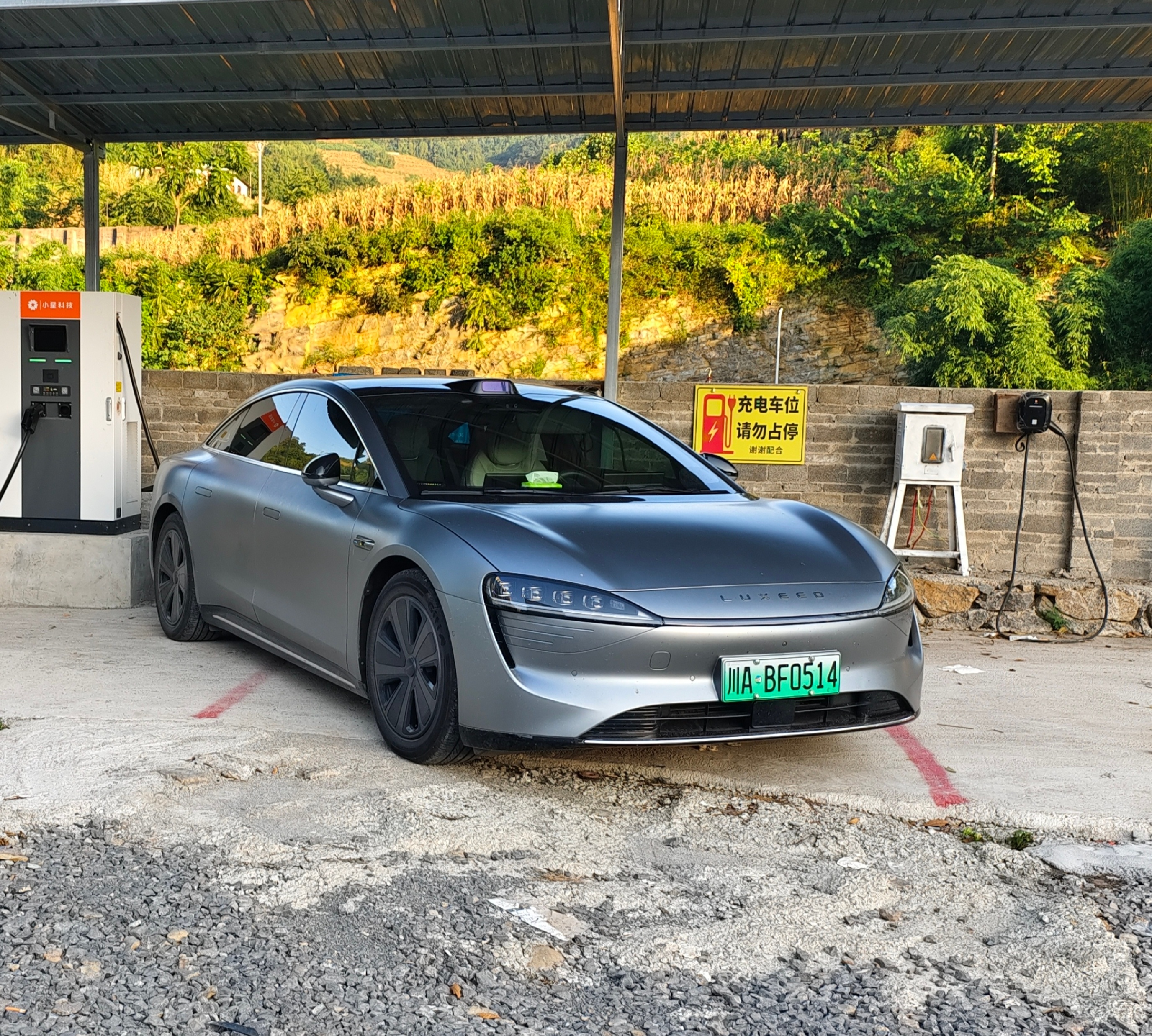 作为鸿蒙智行车主，我对我的爱车最直观的感受就是：无论是开起来还是乘坐起来，都特别