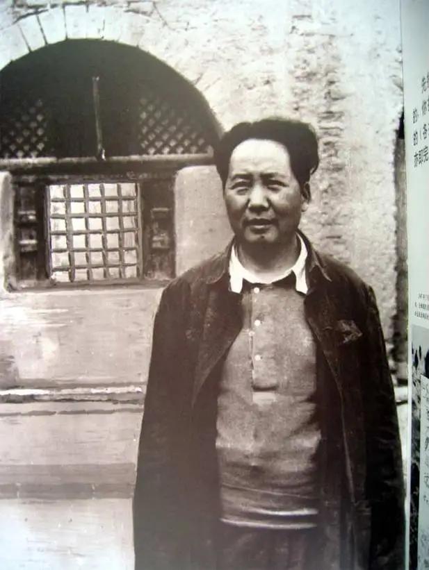 1920年毛主席亲自给同学们洗衣服：你们不要坐而论道，洗衣服也可以换钱！

19