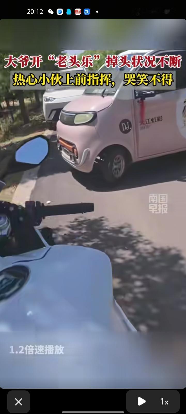 4月18日，洛阳市伊川县。大爷开“老头乐”上路，操作不熟练，掉头时差点冲下山坡。