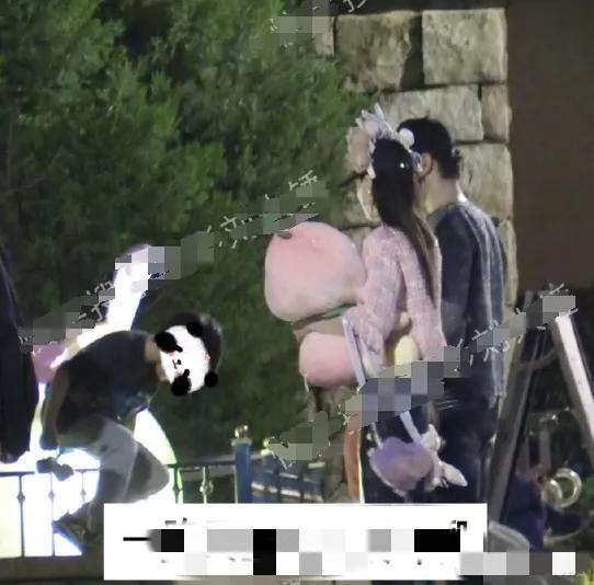 本来五一带孩子是的再正常不过的行为，但是到了这两人身上，居然上了热搜榜，搞的南城