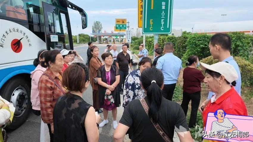 现在的导游这么癫吗？下跪祈求，以死相逼游客购物，短剧剧情居然真实上演。

四川一