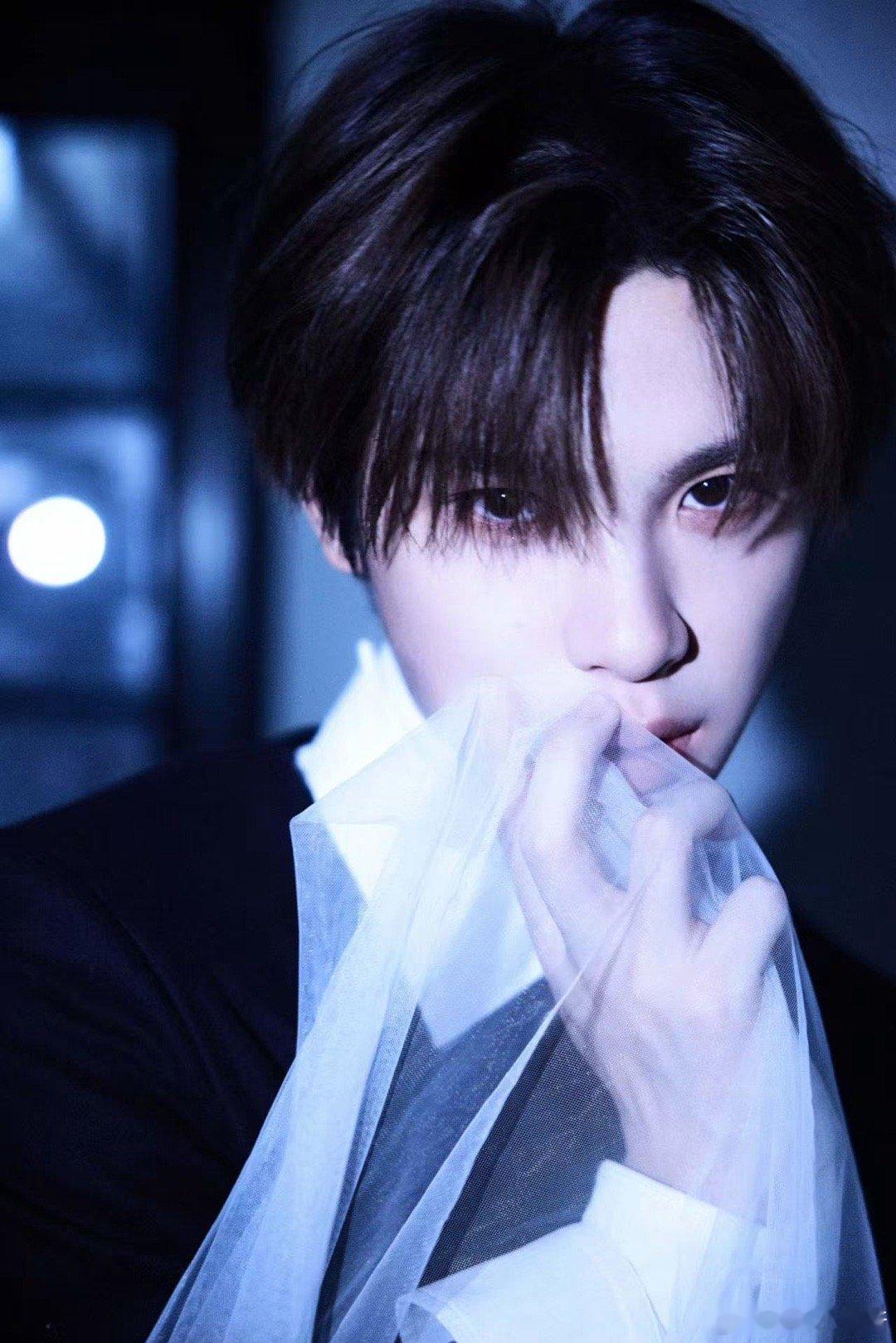 黄明昊年度突破剧集演员 黄明昊用作品和角色说话。沈明辉的破碎感被他演绎得淋漓尽致