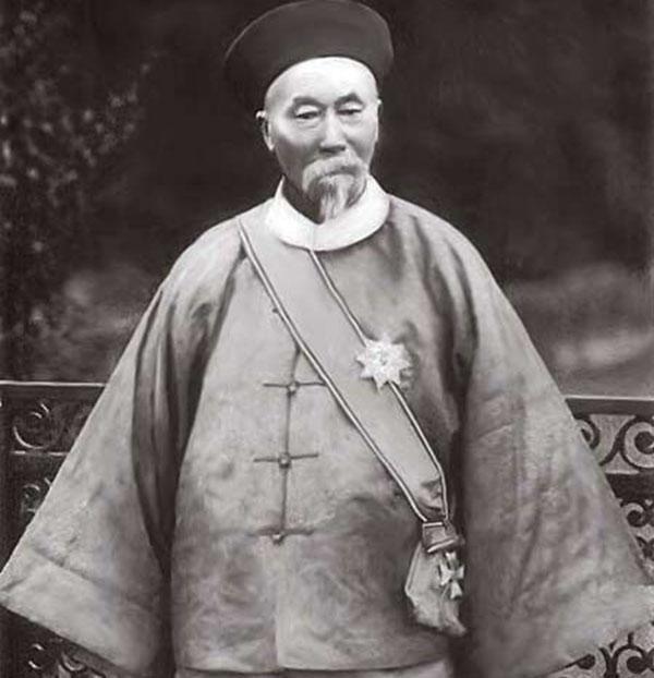 他38岁才当县令，上任第一天就拆了前任修的“政绩牌坊”，还把全县GDP报表改成了