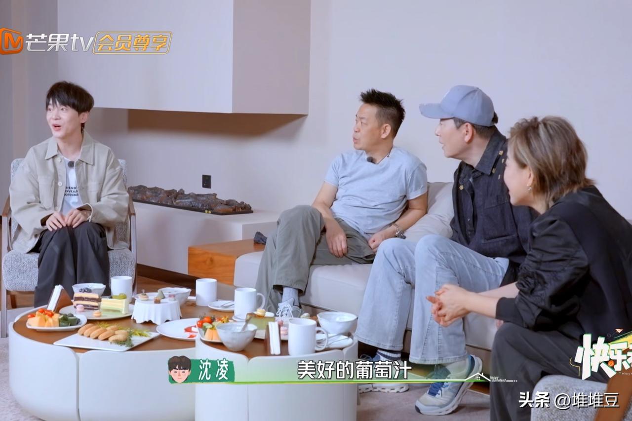 沈凌回忆早年和李静第一次碰面，笑着说当年静姐招待大家，端上来好喝的葡萄汁。李静听