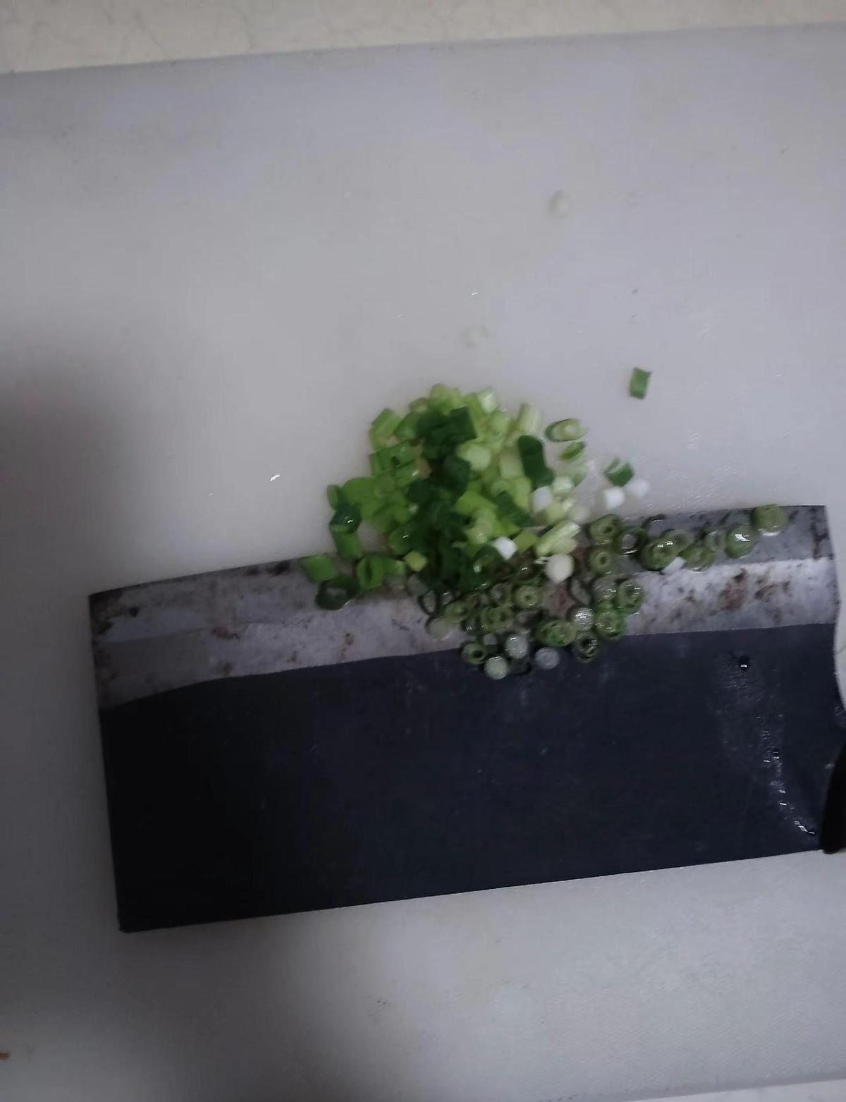 雨没停，脚没停，呼吸刚好跟上步子。
五公里，六分配，北京的清晨不冷不热，像有人偷