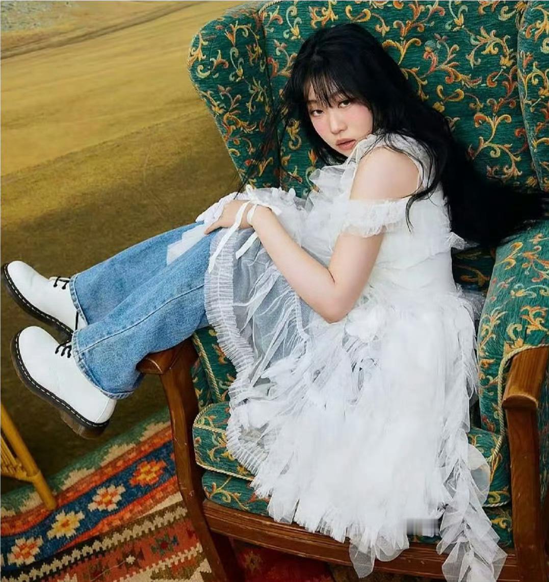 在沈佳润面前跳美美桑内 孩子越来越好看。大大方方，气质好。 ​​​