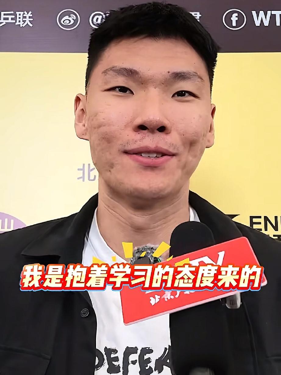 范子铭现身WTT大满贯北京站，从照片中可以看出，这次他身穿休闲装，黑色衫内搭白色