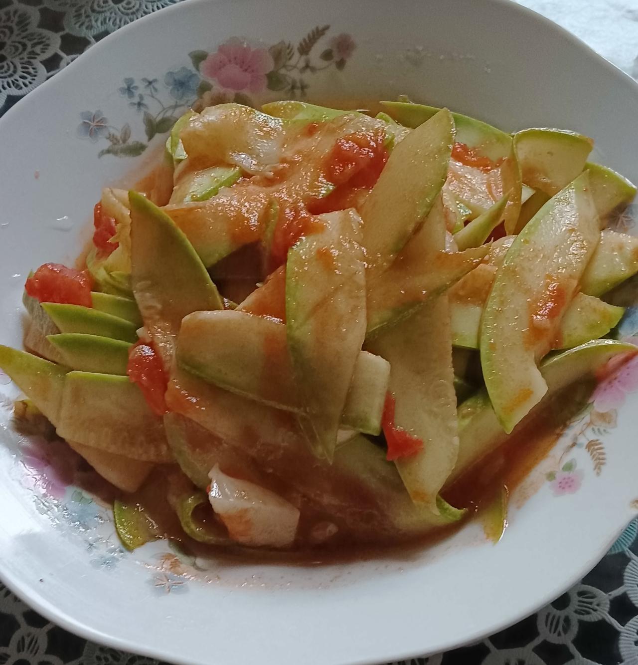 夏天西红柿和西胡芦搭配，带西红柿的酸香味，很好吃。