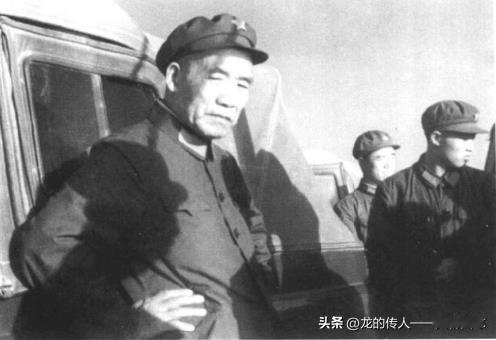 1974年，李达视察沈阳军区某军