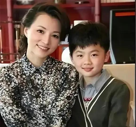 董卿也该抽时间陪陪儿子了，事业很成功，下一步是要好好培养儿子，有这么个气质才华超